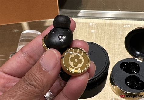 lv 耳机|Louis Vuitton Horizon Light Up Earphones.